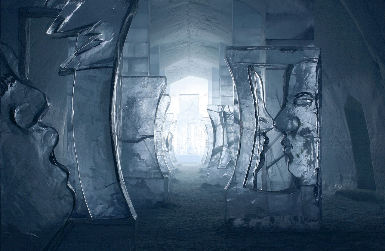 1280px-Main_hall_icehotel_jukkasjärvi_08